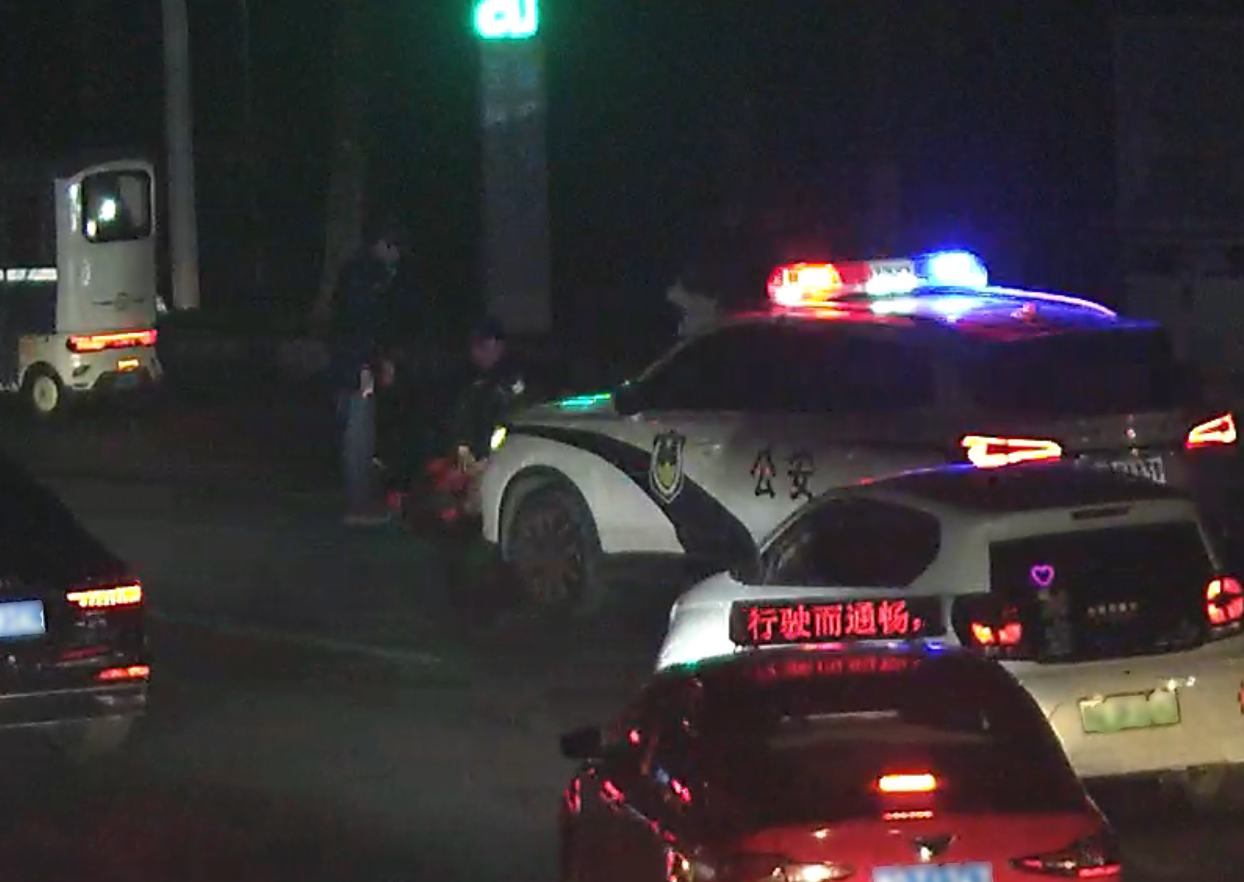 開發(fā)區(qū)：爭分奪秒 民警街頭心肺復(fù)蘇搶回老人一命