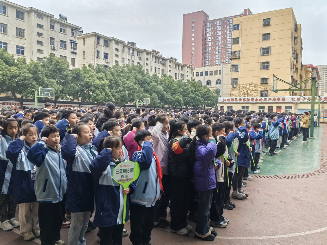  “以法育美 以美育心”駐馬店市第三小學舉行“國家憲法日”法治宣傳報告會