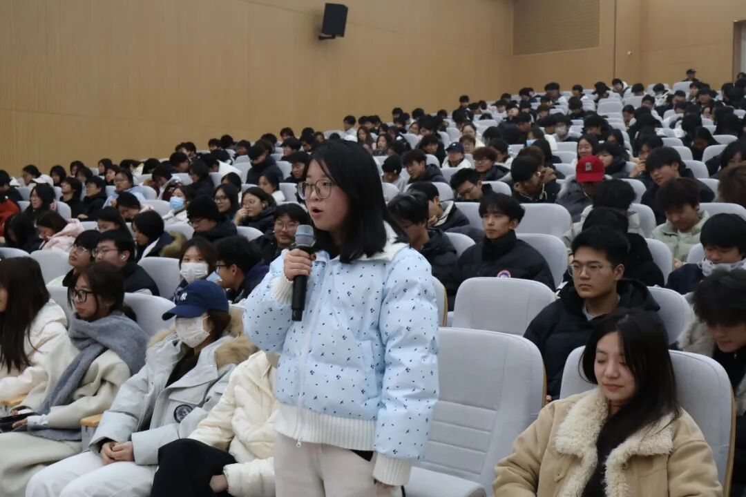  駐馬店幼兒師范高等專(zhuān)科學(xué)校黨委副書(shū)記、校長(zhǎng)李柯講授專(zhuān)題思政課