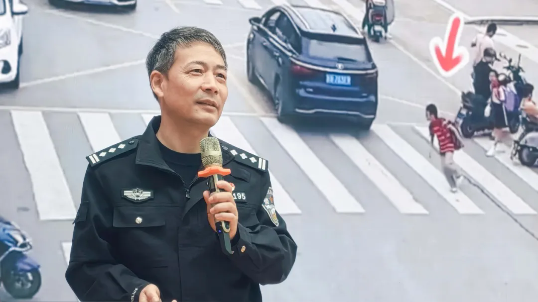 交通安全進(jìn)校園 護(hù)航平安成長路_駐馬店實(shí)驗(yàn)小學(xué)開展全國交通安全日主題活動