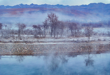 青海門源：祁連山腹地大通河晨霧彌漫