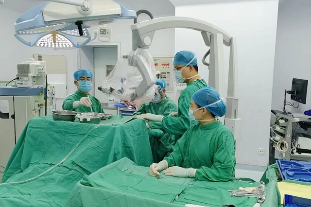 在1毫米血管上&ldquo;穿針引線&rdquo;：高難度搭橋手術(shù)為患者重建顱內(nèi)&ldquo;生命橋&rdquo;
