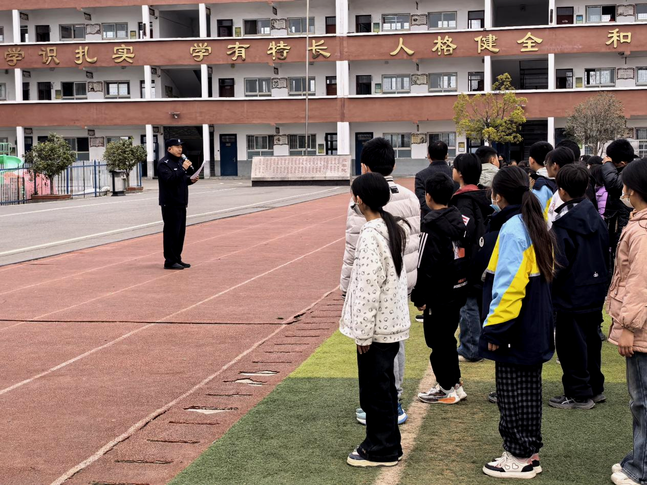 示范區(qū)公安分局開展憲法宣傳進(jìn)校園活動
