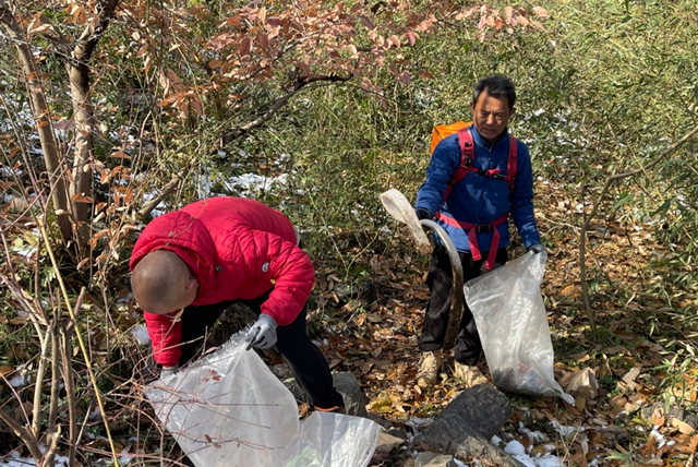 志愿者登山撿垃圾 用行動守護綠水青山