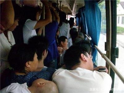 公交車司機(jī)急剎車致乘客受傷，誰(shuí)擔(dān)責(zé)？