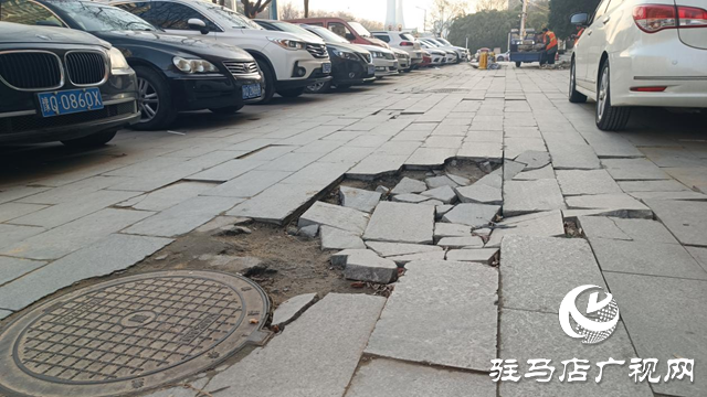 駐馬店市區(qū)通達(dá)路人行道板破損嚴(yán)重 市政部門(mén):將修復(fù)并加裝阻車(chē)樁