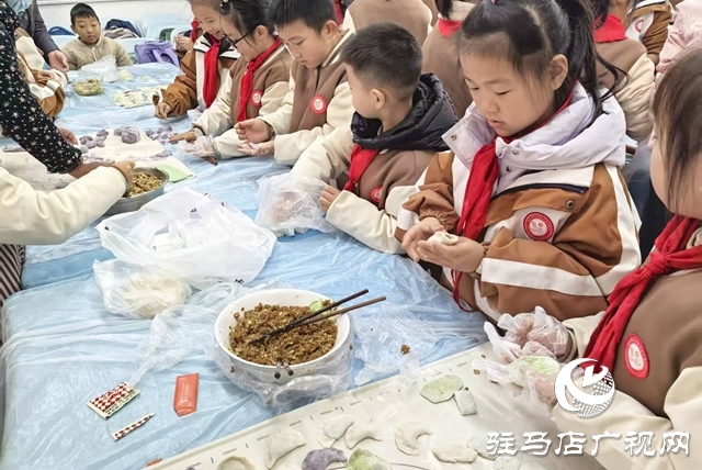 駐馬店市金雀路小學(xué)開(kāi)展包餃子主題活動(dòng)