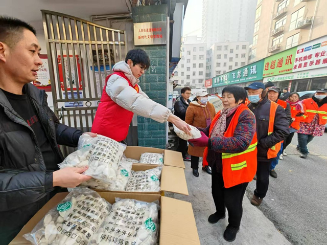 愛心企業(yè)送餃子 冬至暖意傳驛城