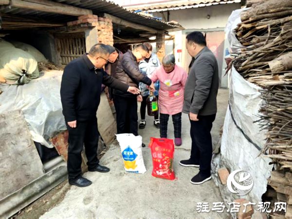 暖冬物資送上門 文明實(shí)踐暖民心——平輿縣新時(shí)代文明實(shí)踐中心走進(jìn)辛店鄉(xiāng)閆莊村