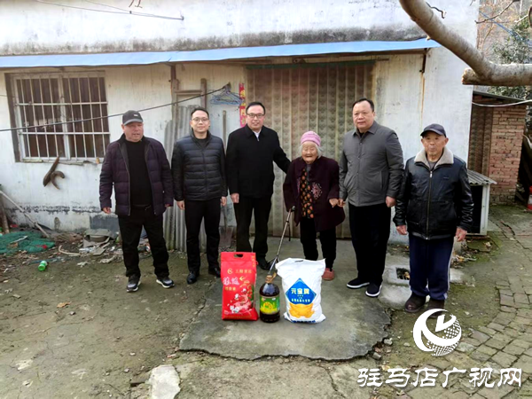 暖冬物資送上門 文明實(shí)踐暖民心——平輿縣新時(shí)代文明實(shí)踐中心走進(jìn)辛店鄉(xiāng)閆莊村