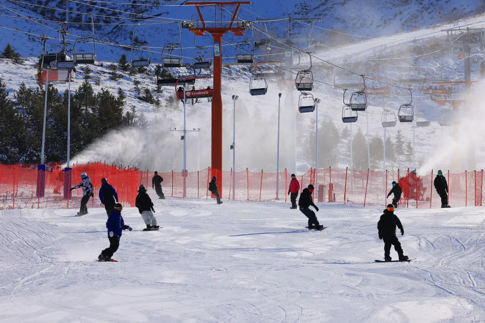 各大滑雪場(chǎng)陸續(xù)開板 冰雪經(jīng)濟(jì)持續(xù)升溫