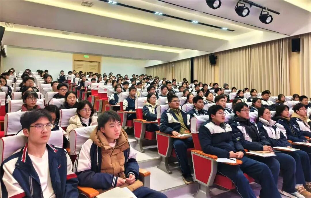 駐馬店市第三高級中學(xué)舉辦入團(tuán)積極分子培訓(xùn)講座