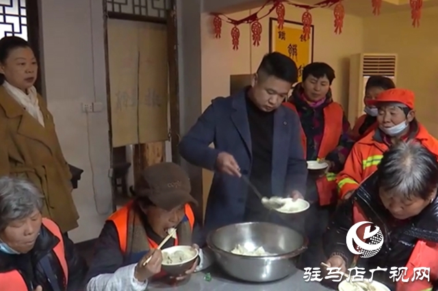 愛心企業(yè)冬至送暖 一碗熱餃敬慰環(huán)衛(wèi)工