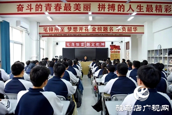 平輿縣委副書記、縣長李磊為縣二高師生講授思政課