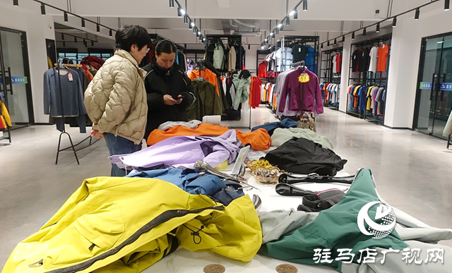 從“跟風(fēng)買”到“主動選” 國產(chǎn)三合一沖鋒衣成駐馬店消費新寵