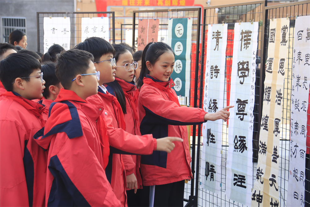駐馬店第二實驗小學(xué)舉行喜迎元旦師生書法比賽