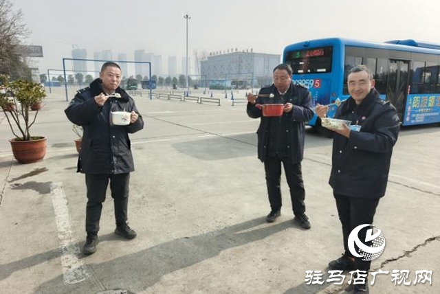 暖冬餃子香 情系公交人