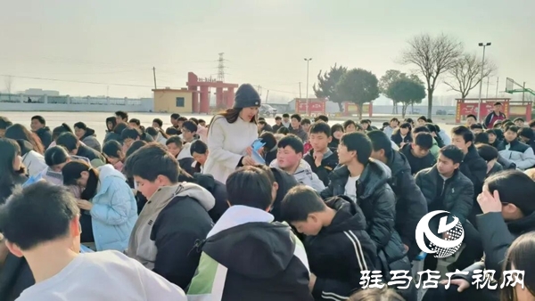 平輿縣司法局郭樓司法所聯(lián)合派出所開展送法進校園活動