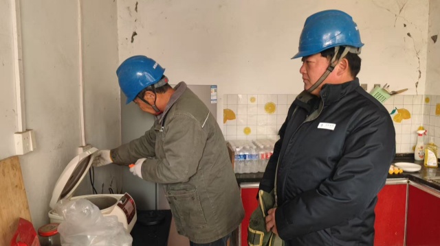 國網(wǎng)泌陽縣供電公司：走村入戶查隱患 冬季用電更安全