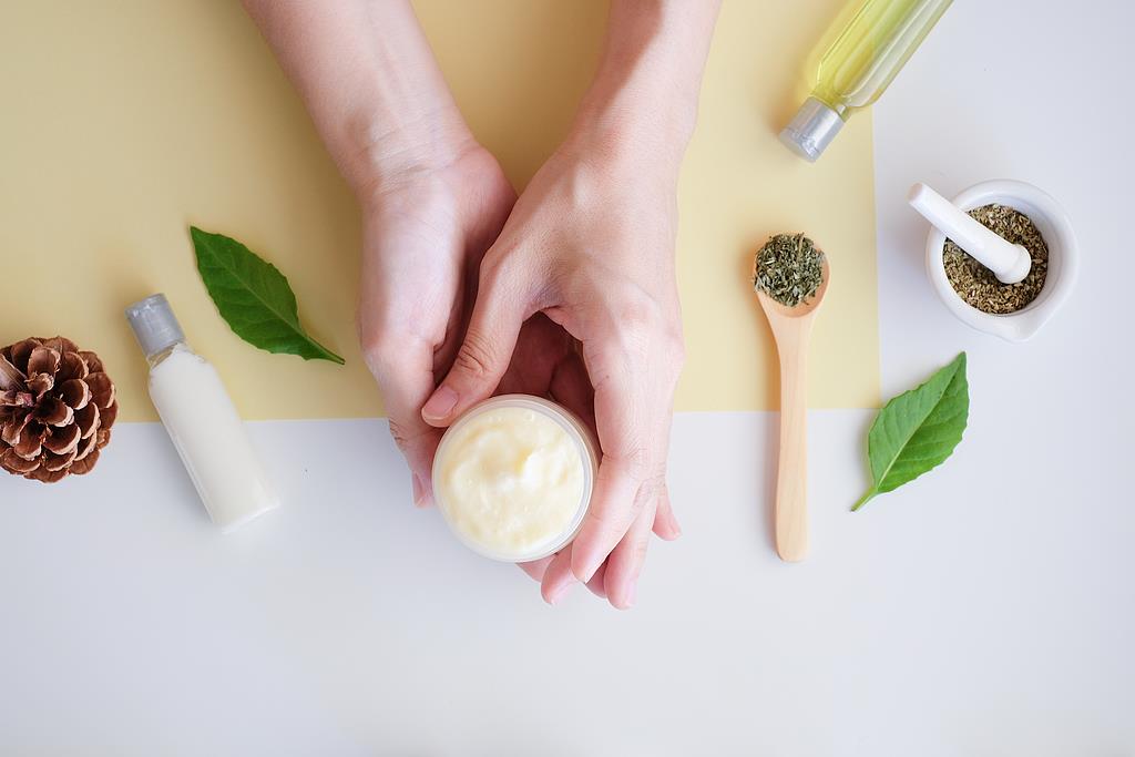 網(wǎng)上爆火的&ldquo;以油養(yǎng)膚&rdquo; 真的有用嗎