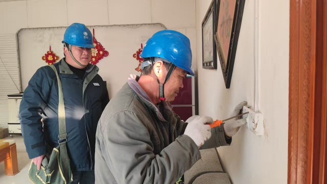 國網(wǎng)泌陽縣供電公司：走村入戶查隱患 冬季用電更安全