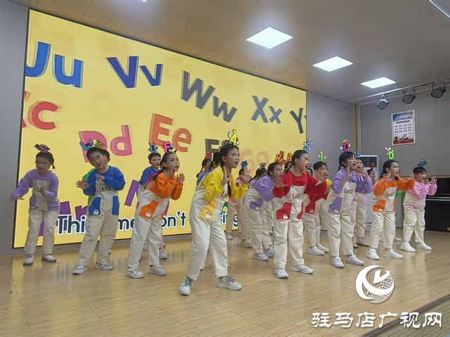  駐馬店市第二十三小學(xué)舉辦迎新年英語(yǔ)教學(xué)成果匯演