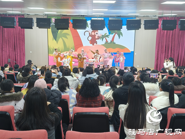  駐馬店市第二十三小學(xué)舉辦迎新年英語(yǔ)教學(xué)成果匯演