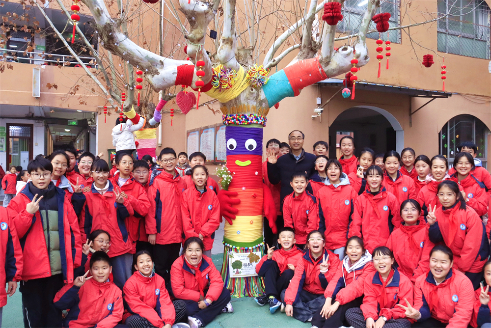 駐馬店第二實驗小學(xué)開展樹木守護與生態(tài)藝術(shù)創(chuàng)作美術(shù)實踐活動
