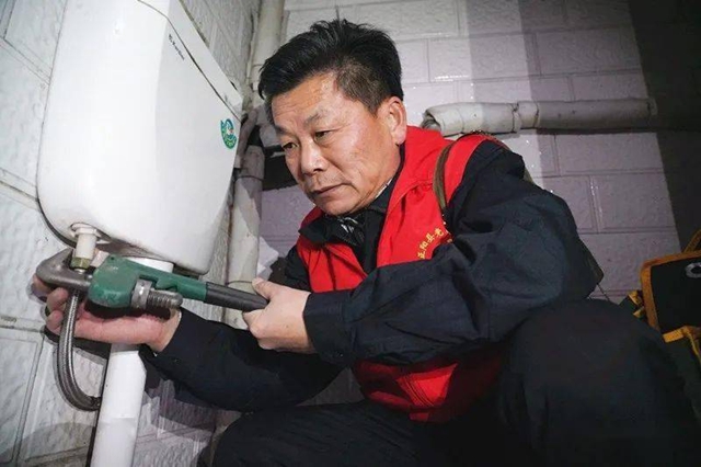 【天中光榮榜】閔建功：43年義務(wù)服務(wù)“點亮”一座城