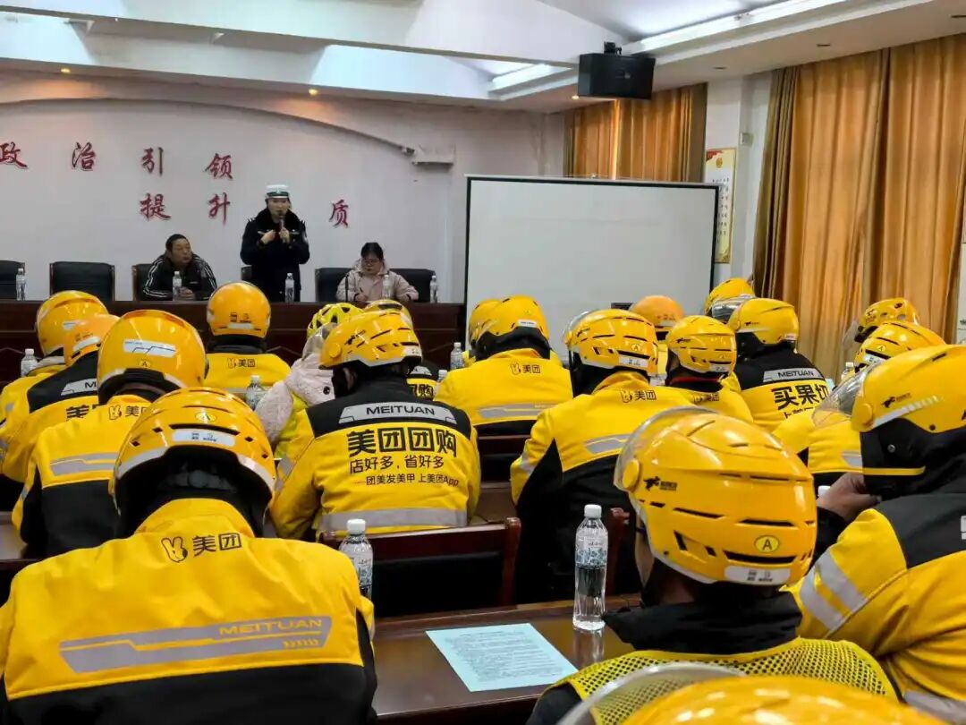 駐馬店交警:走進(jìn)美團(tuán)外賣(mài) 為“速度”系上“安全扣