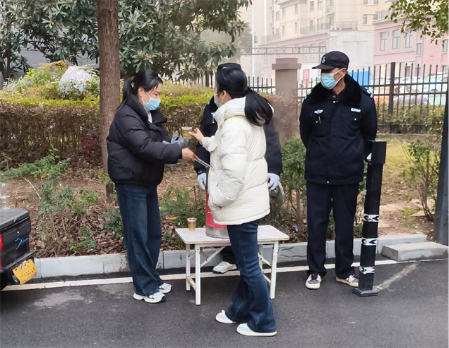  經(jīng)濟開發(fā)區(qū)翟莊居委會聯(lián)合小區(qū)開展“”三九寒天往外走，一杯姜茶暖你手”冬日暖心活動