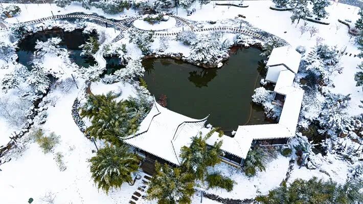 雪落玉湖 如詩如畫