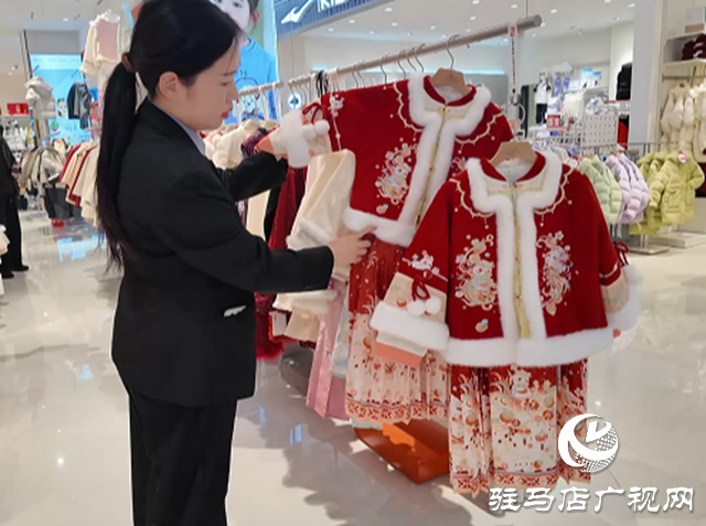 新年服裝點(diǎn)燃春節(jié)經(jīng)濟(jì)&ldquo;新中式&rdquo;服裝成消費(fèi)熱潮