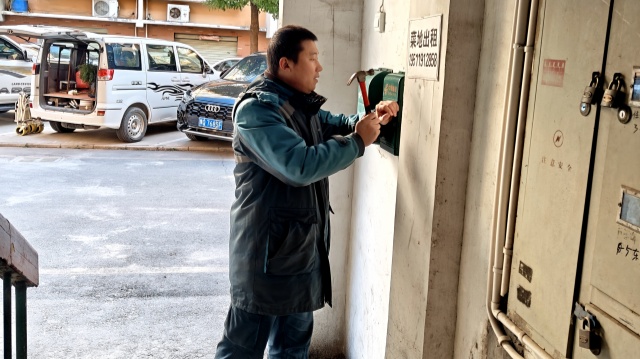 　用腳步丈量責(zé)任以真心傳遞溫暖  　　&mdash;&mdash;駐馬店市郵政分公司投遞員李棟的11年堅守