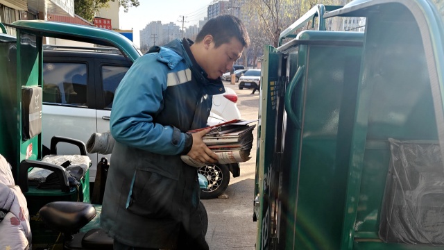 　用腳步丈量責(zé)任以真心傳遞溫暖  　　&mdash;&mdash;駐馬店市郵政分公司投遞員李棟的11年堅守