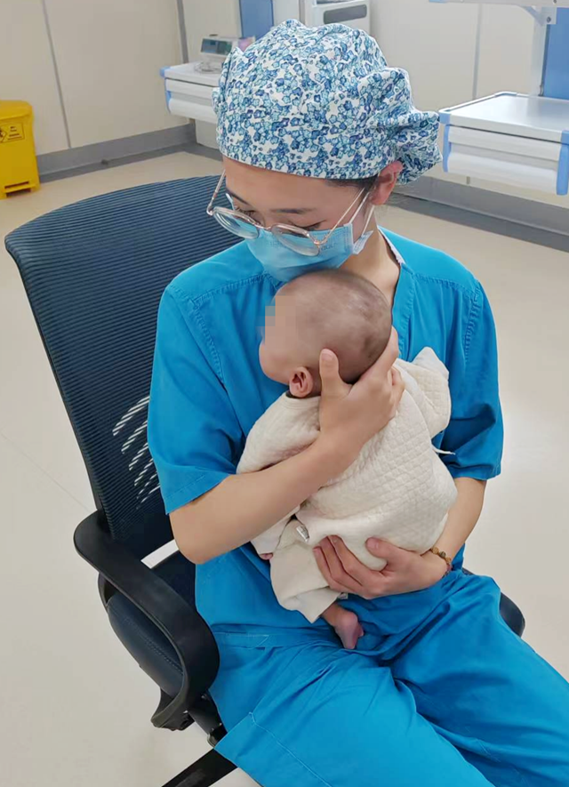 出生體重不足千克、呼吸衰竭……曾被醫(yī)院拒收的早產(chǎn)寶寶康復了