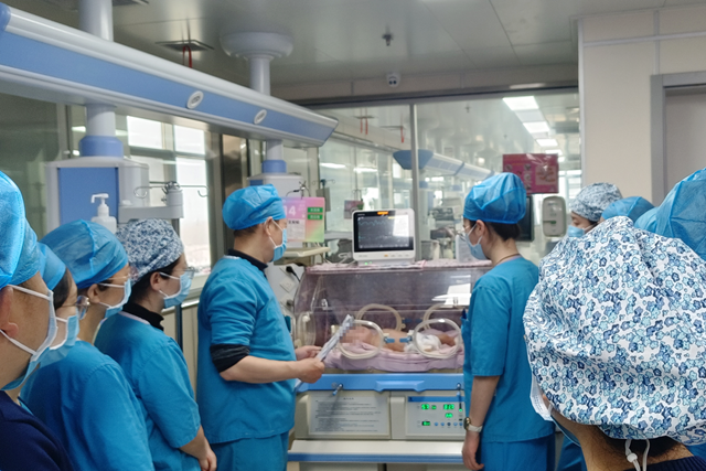 出生體重不足千克、呼吸衰竭……曾被醫(yī)院拒收的早產(chǎn)寶寶康復了