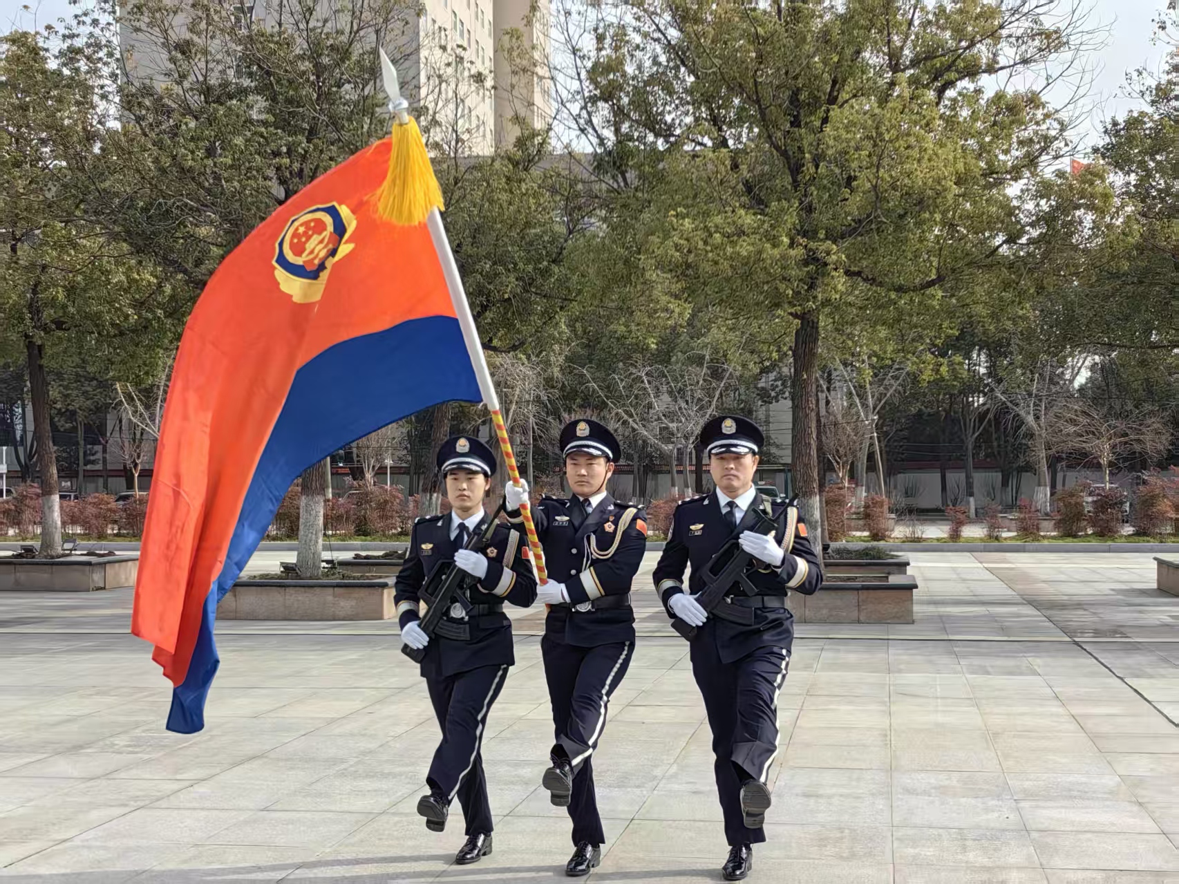 致敬中國人民警察節(jié)！駐馬店市公安局舉辦升國旗迎警旗儀式暨警營開放日活動