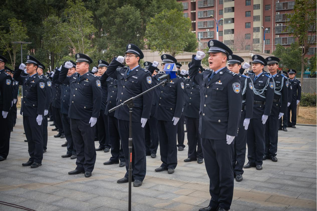 駐馬店市公安局經(jīng)濟(jì)開發(fā)區(qū)分局隆重舉行 2026年警察節(jié)升旗宣誓儀式