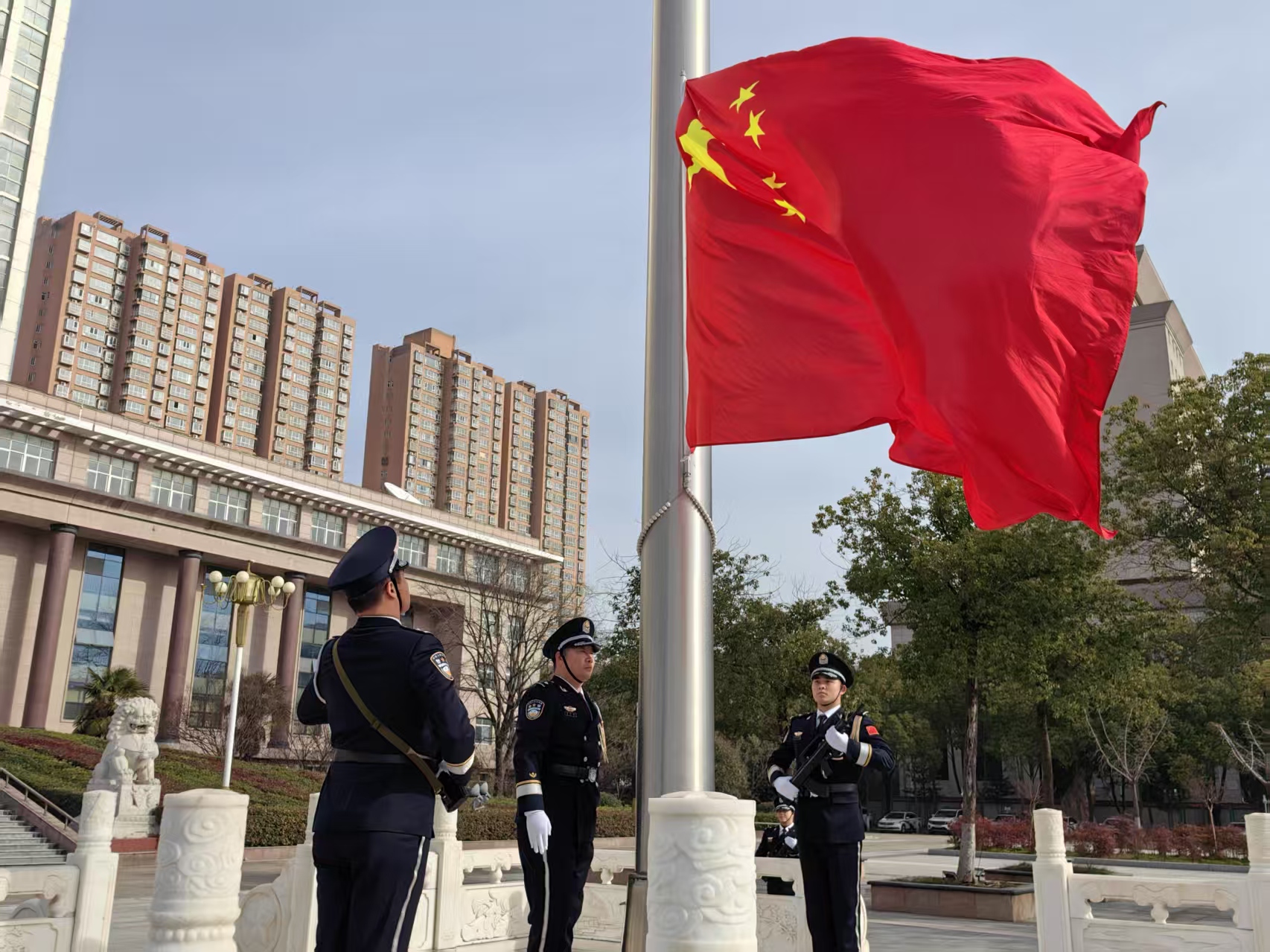 致敬中國人民警察節(jié)！駐馬店市公安局舉辦升國旗迎警旗儀式暨警營開放日活動