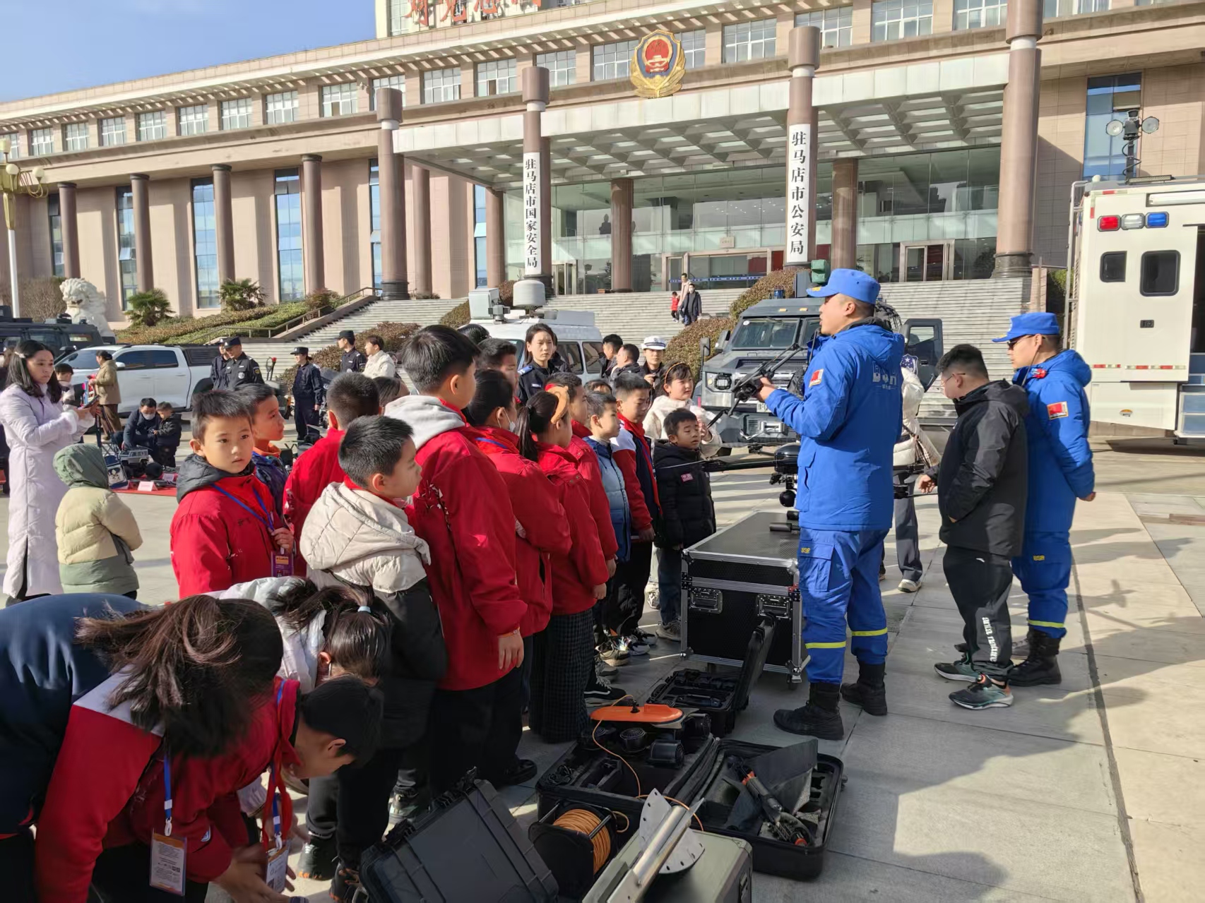 致敬中國人民警察節(jié)！駐馬店市公安局舉辦升國旗迎警旗儀式暨警營開放日活動