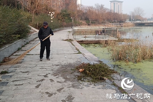 駐馬店市園林綠化中心：清理開源河水草 守護(hù)河道生態(tài)環(huán)境
