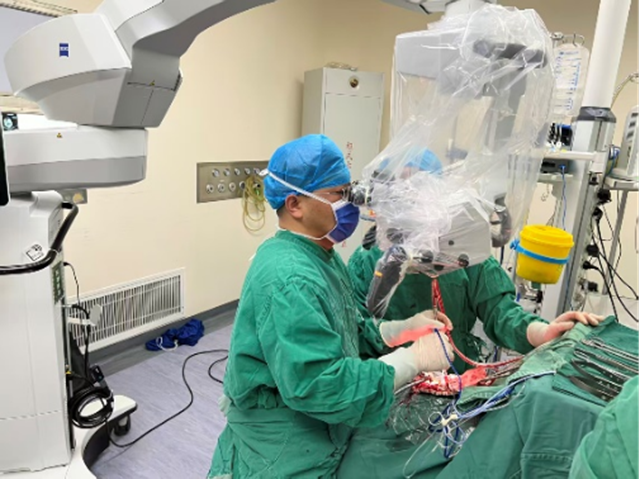 頭痛昏迷險(xiǎn)喪命！駐馬店第一人民醫(yī)院神經(jīng)外科團(tuán)隊(duì)生死競速為患者拆除“顱內(nèi)炸彈”