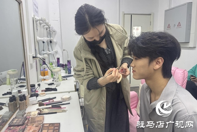 夢(mèng)想加速度——從素人到明星 探秘直播夢(mèng)工廠