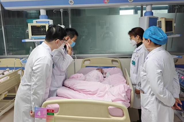 4歲女童重癥肺炎命懸一線 醫(yī)院多學(xué)科協(xié)作抽膿近1800毫升成功救治