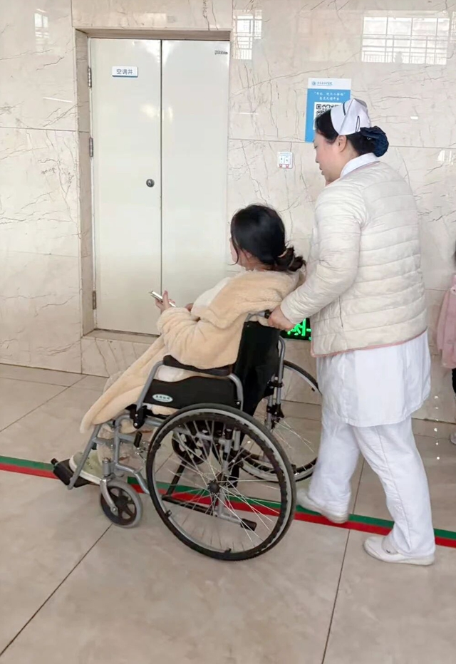 門診護(hù)士緊急護(hù)送 孕婦突發(fā)破水轉(zhuǎn)危為安