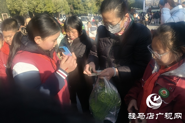 金雀路小學(xué)“愛心集市”開市！小學(xué)生變身“帶貨”小能手