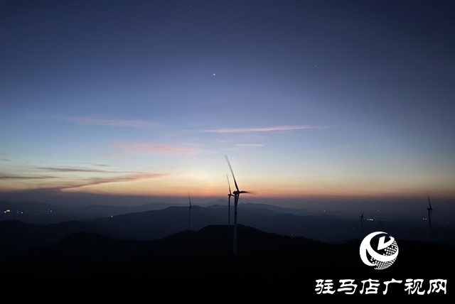 登頂“駐馬店屋脊” 邂逅最美日出云海