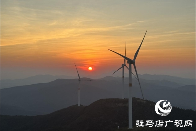 登頂“駐馬店屋脊” 邂逅最美日出云海