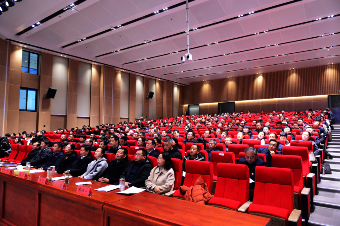 駐馬店市第三小學付欣校長在全市基礎教育工作會議上分享“課改、閱讀、寫字”工作實踐成果